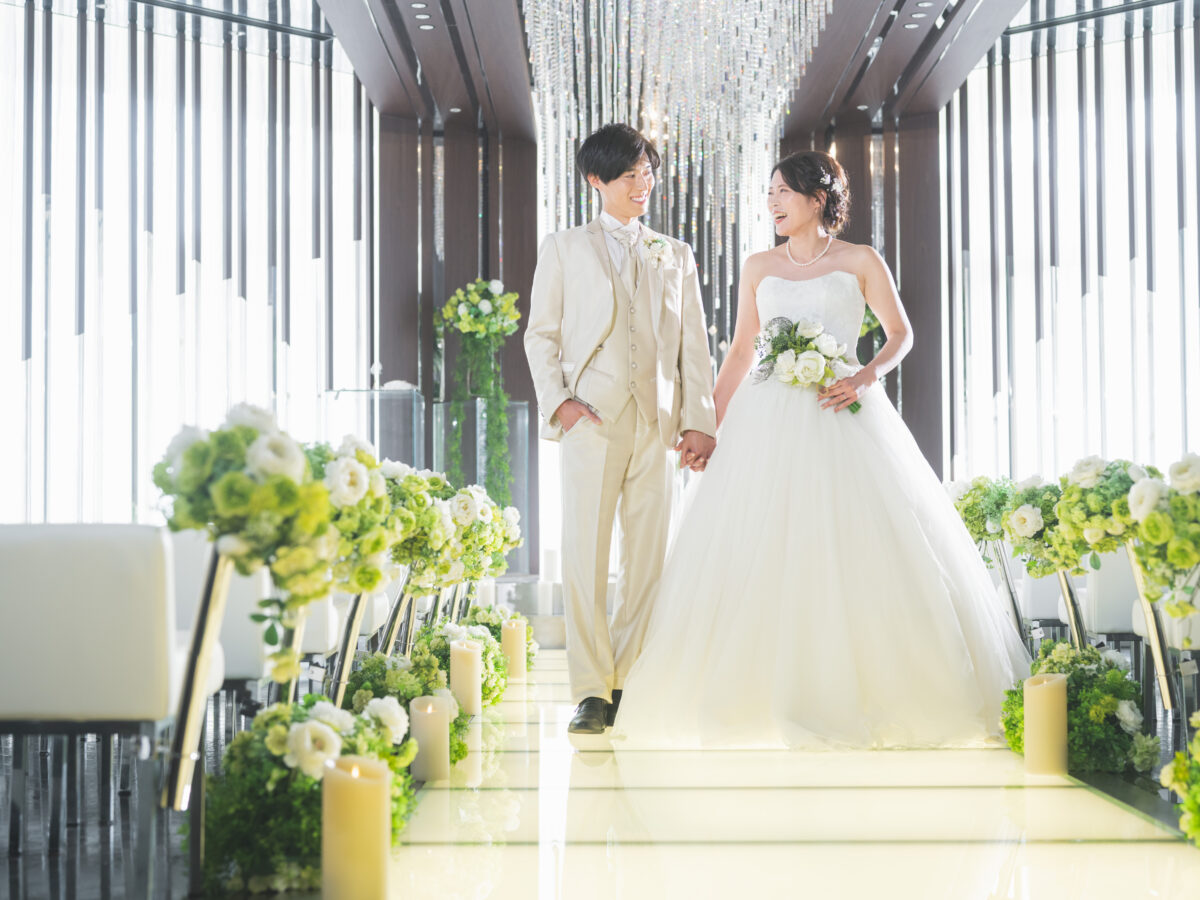 バージンロードを歩く新郎新婦