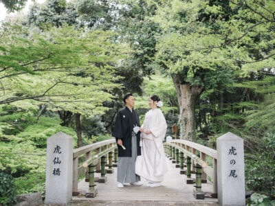 橋の上で
