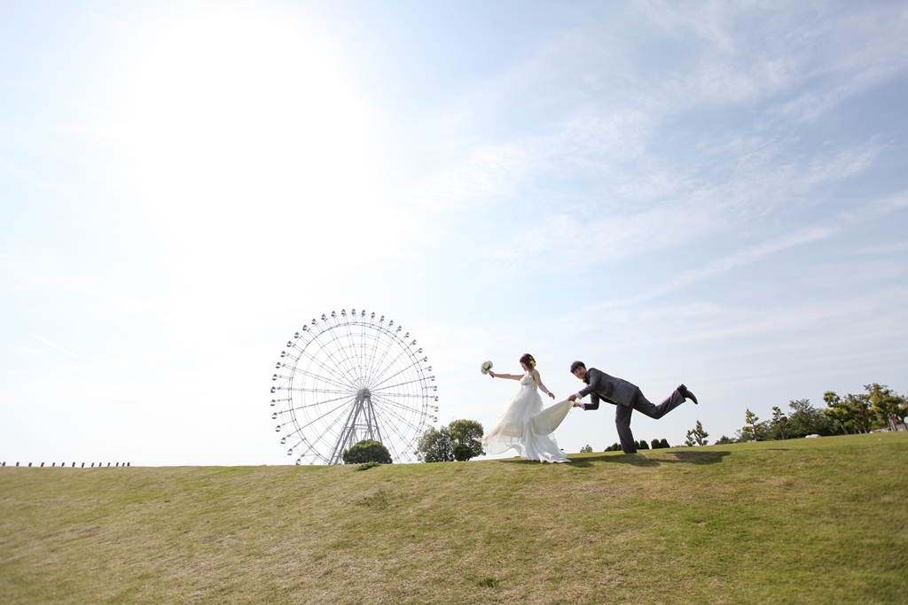 モリコロパークの大芝生広場でウェディングドレス姿の花嫁が佇む