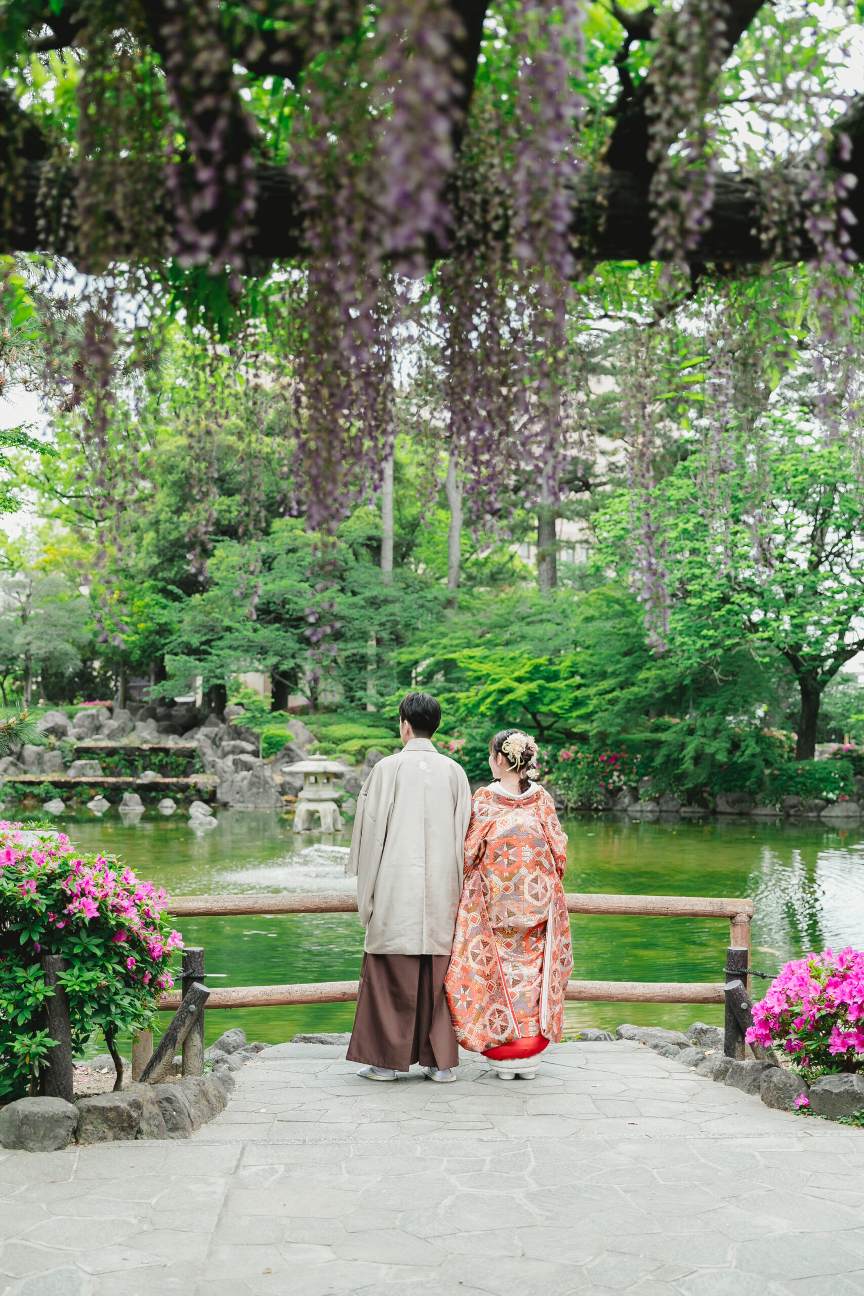 中村公園の藤棚を背景にした和装前撮り写真