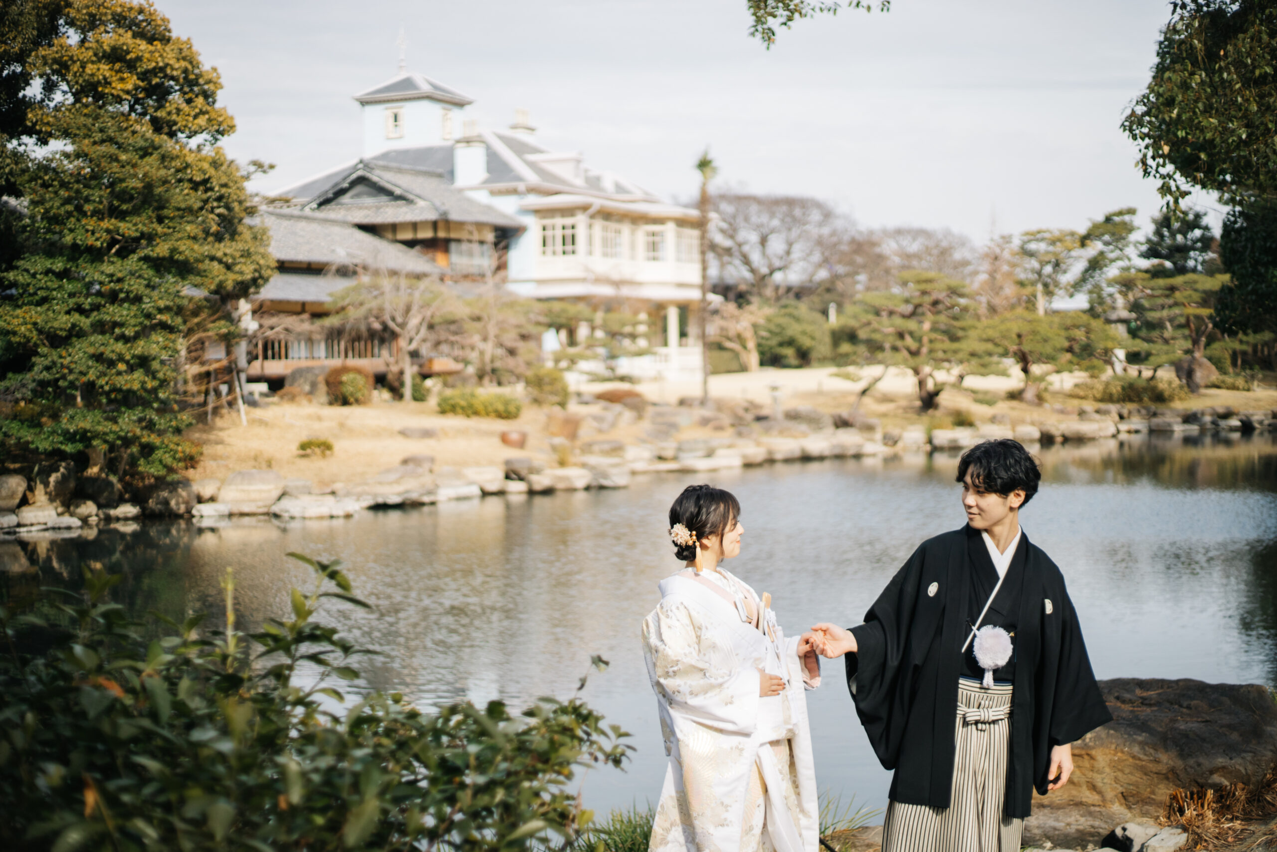 六華苑の和館とお茶室を背景にした和装前撮り写真