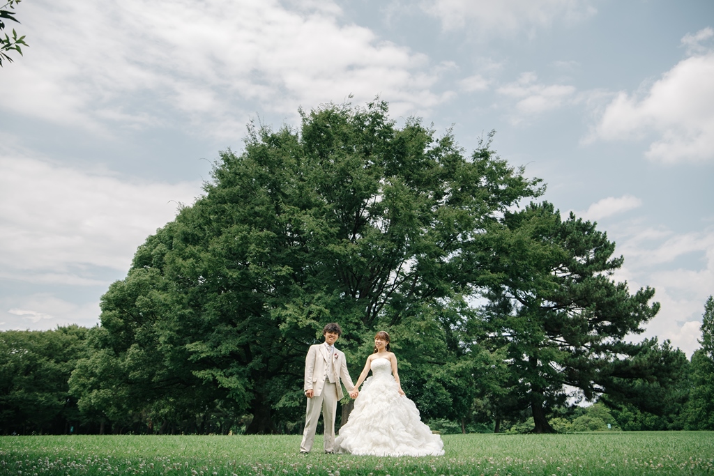 庄内緑地公園の花壇を背景にした花嫁のポートレート