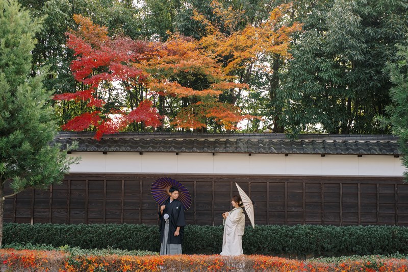 THE SKY WEDDINGのスタッフとフォトウェディングについて相談する笑顔のカップル