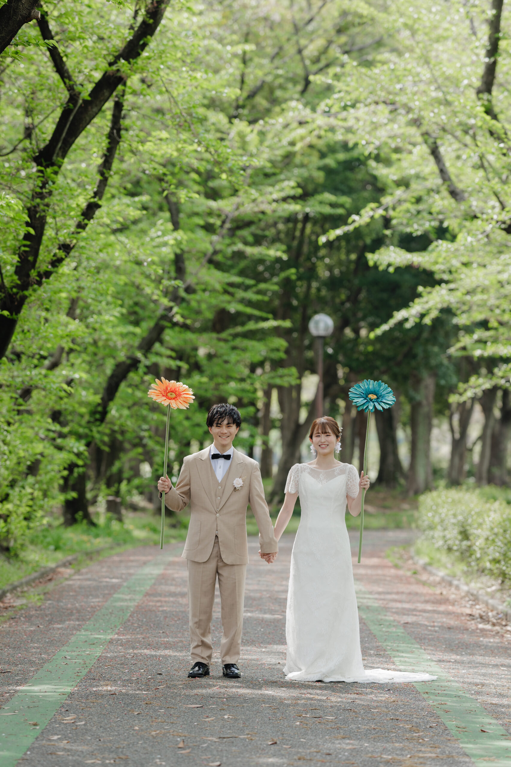 庄内緑地公園で洋装撮影をするカップル