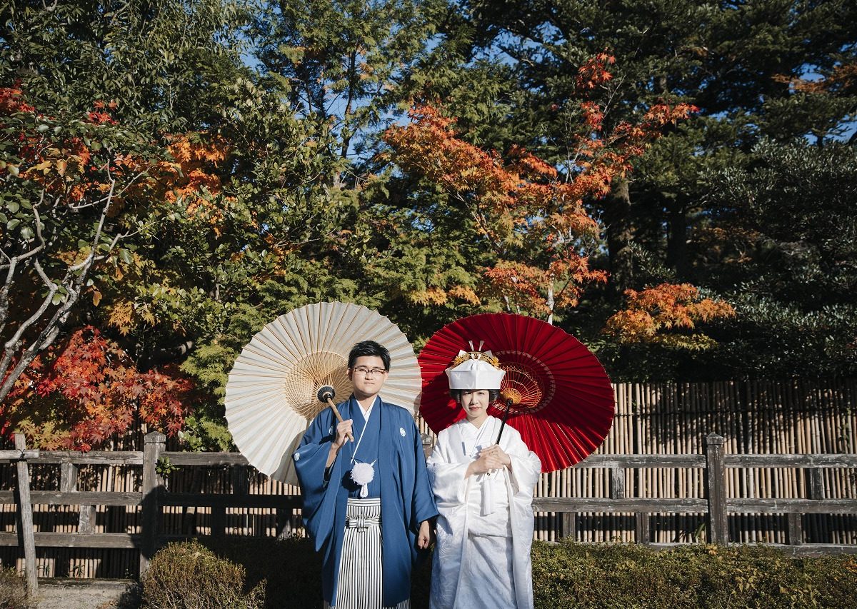郡上八幡の吉田川沿いに咲く桜と和装カップル