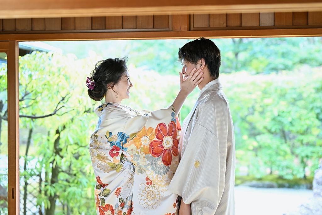 色打掛と白無垢を着比べたコーディネート写真