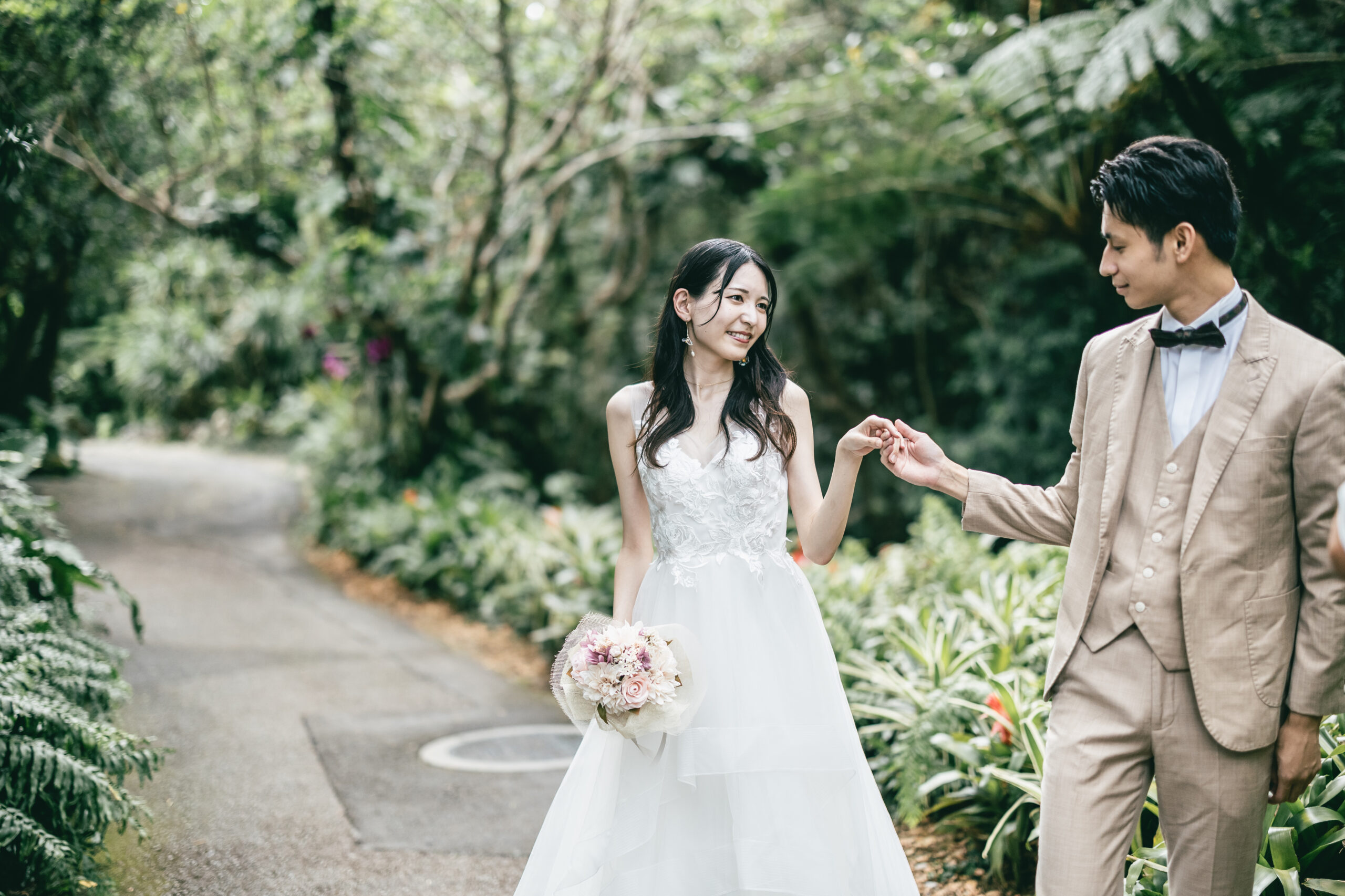 ビオスの丘の緑の中でウェディングドレスを着てブランコを漕ぐ花嫁のフォト