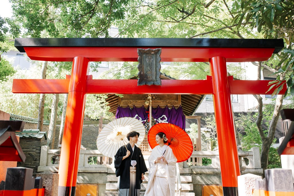 揚輝荘の窓辺で佇む白無垢の花嫁