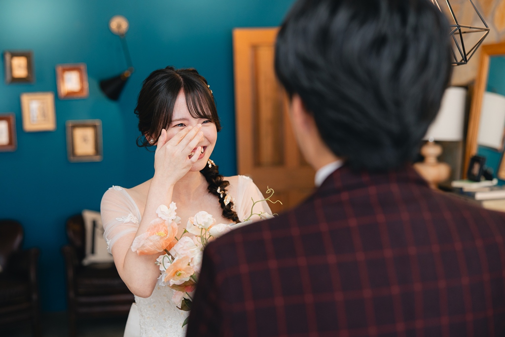 新郎新婦の自然な笑顔のショット