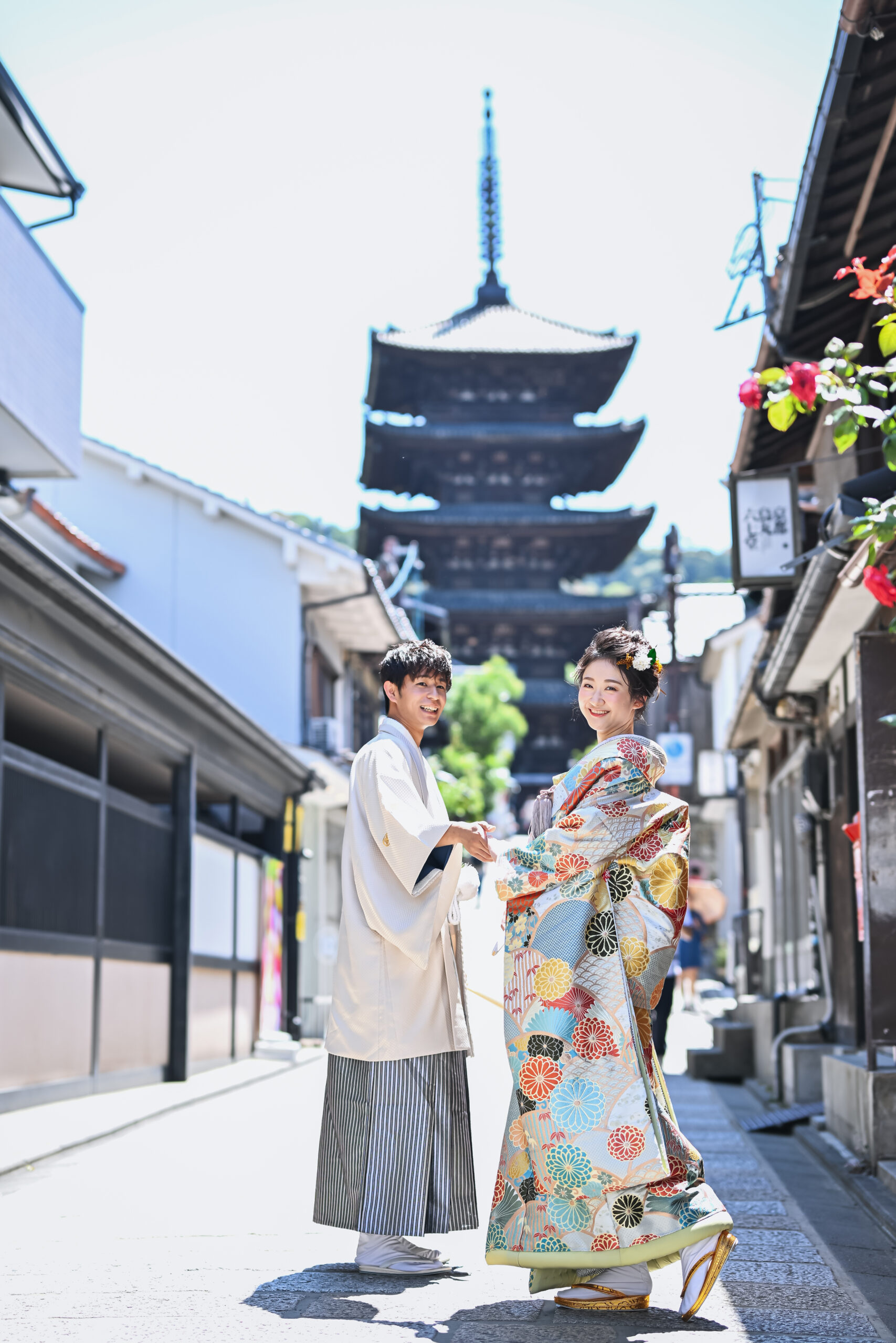 京都・東山の石畳と五重塔を背景に和装で歩くカップルのフォトウェディング写真