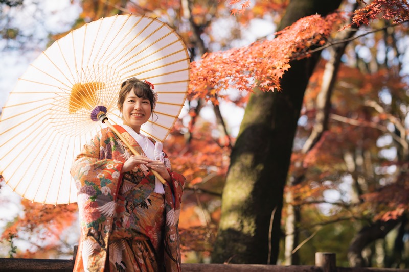 長良川沿いを歩く新郎新婦の後ろ姿