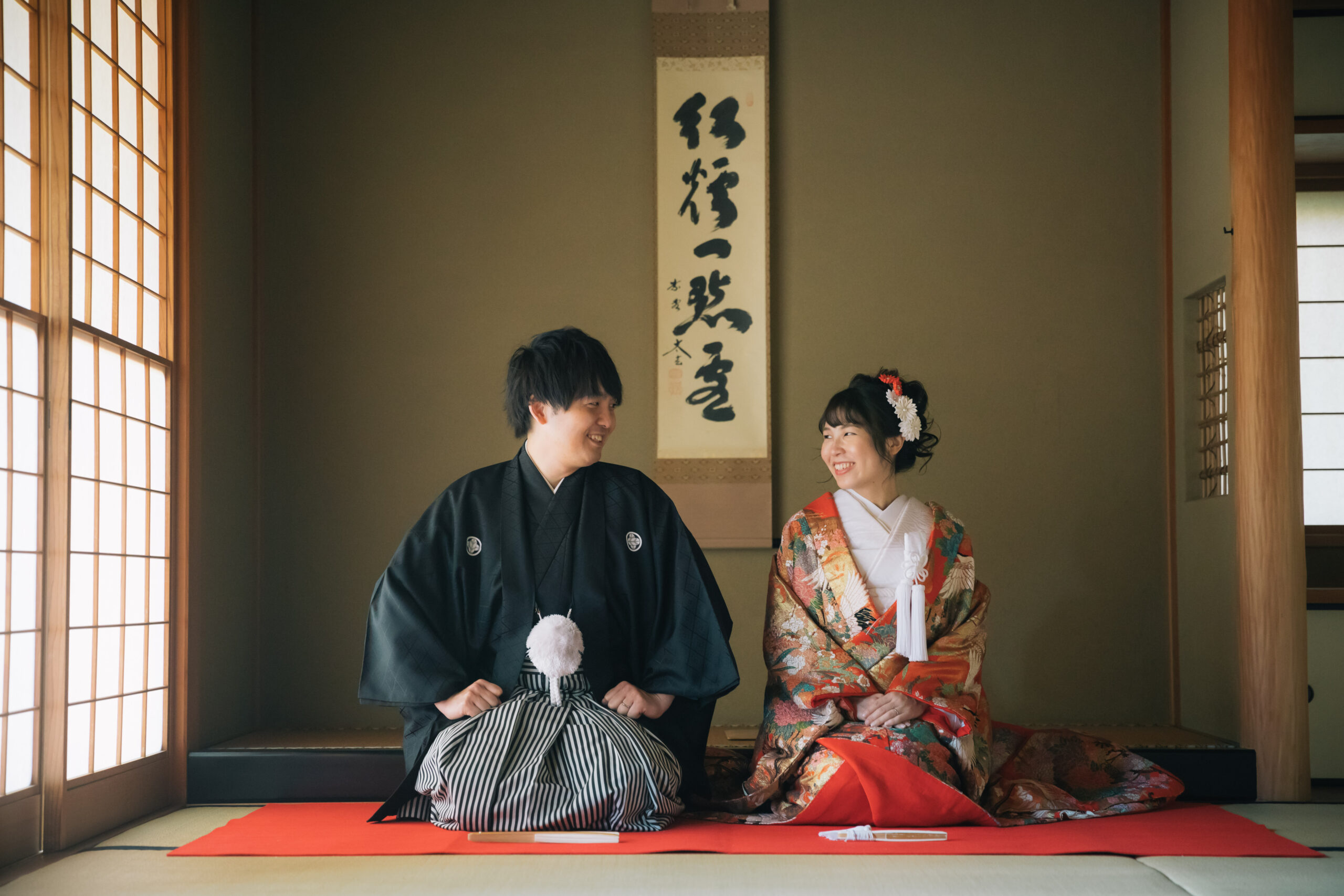 日本庭園と紅葉に囲まれた和装の様子