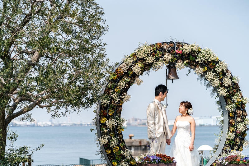 メグラスガーデンの花壇を背景にした花嫁のポートレート