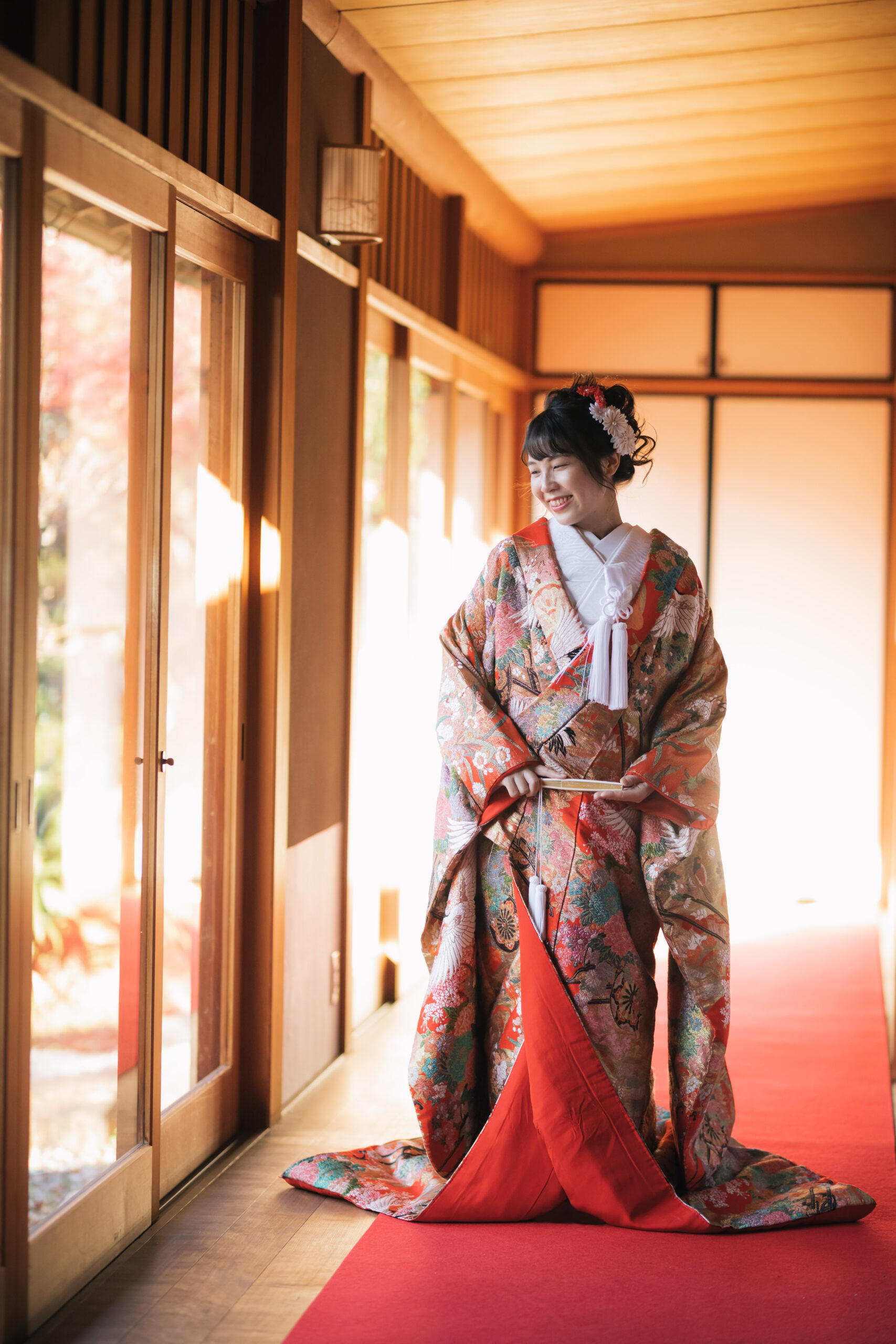 芝生広場での自然な笑顔のツーショット