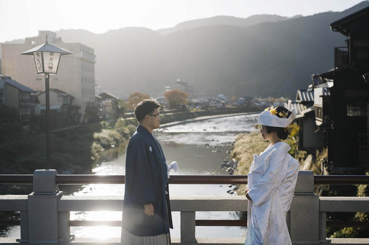 THE SKY WEDDINGのスタッフと笑顔でカウンセリング中のカップル