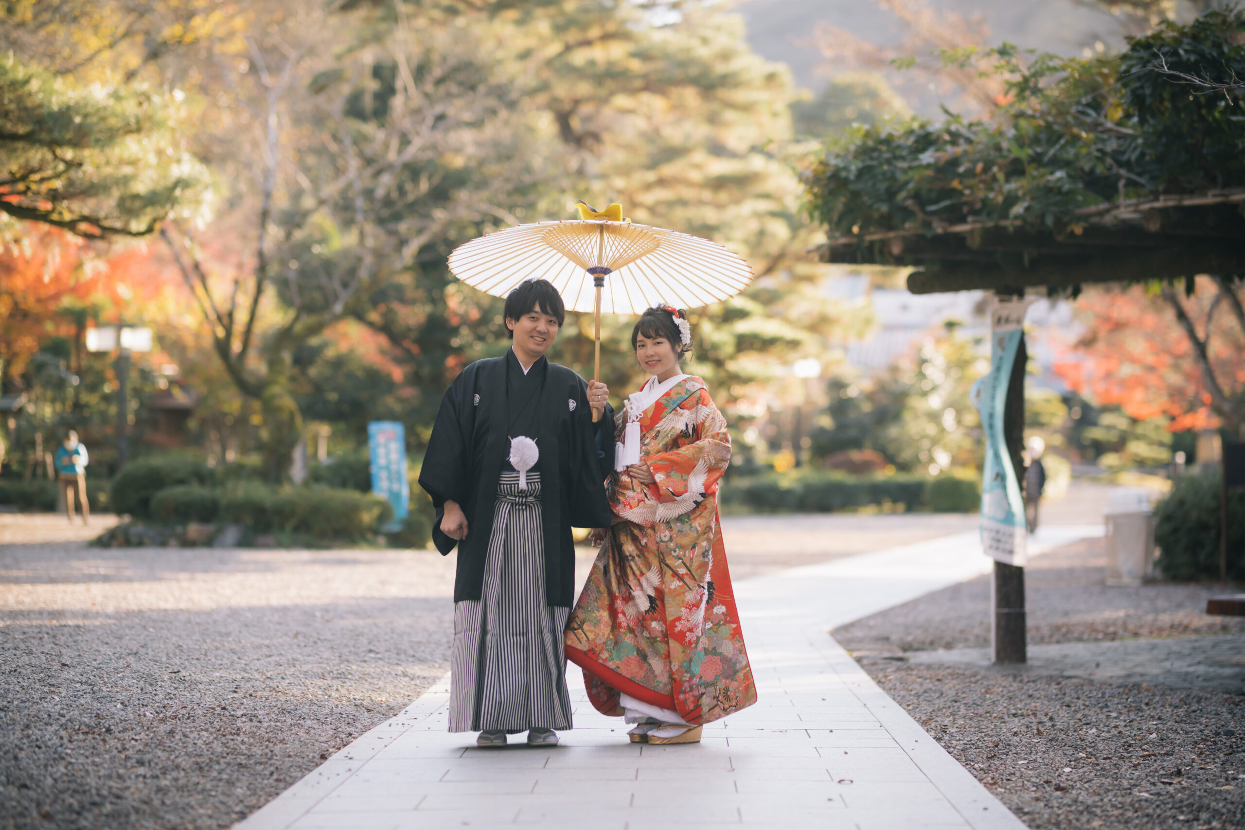 舞い落ちる紅葉の中での自然な表情