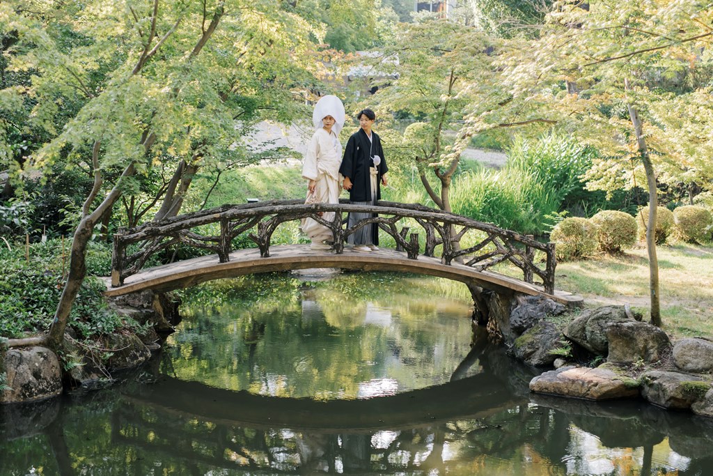 揚輝荘の石畳の階段を歩く和装カップル