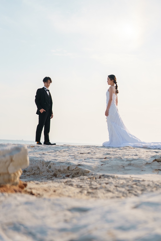 内海のビーチで洋装撮影をする新郎新婦