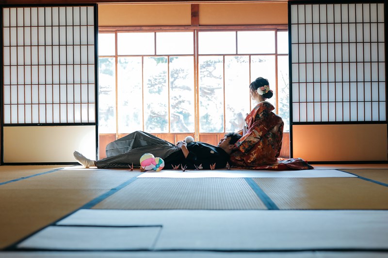 日本庭園で寄り添う和装の新郎新婦