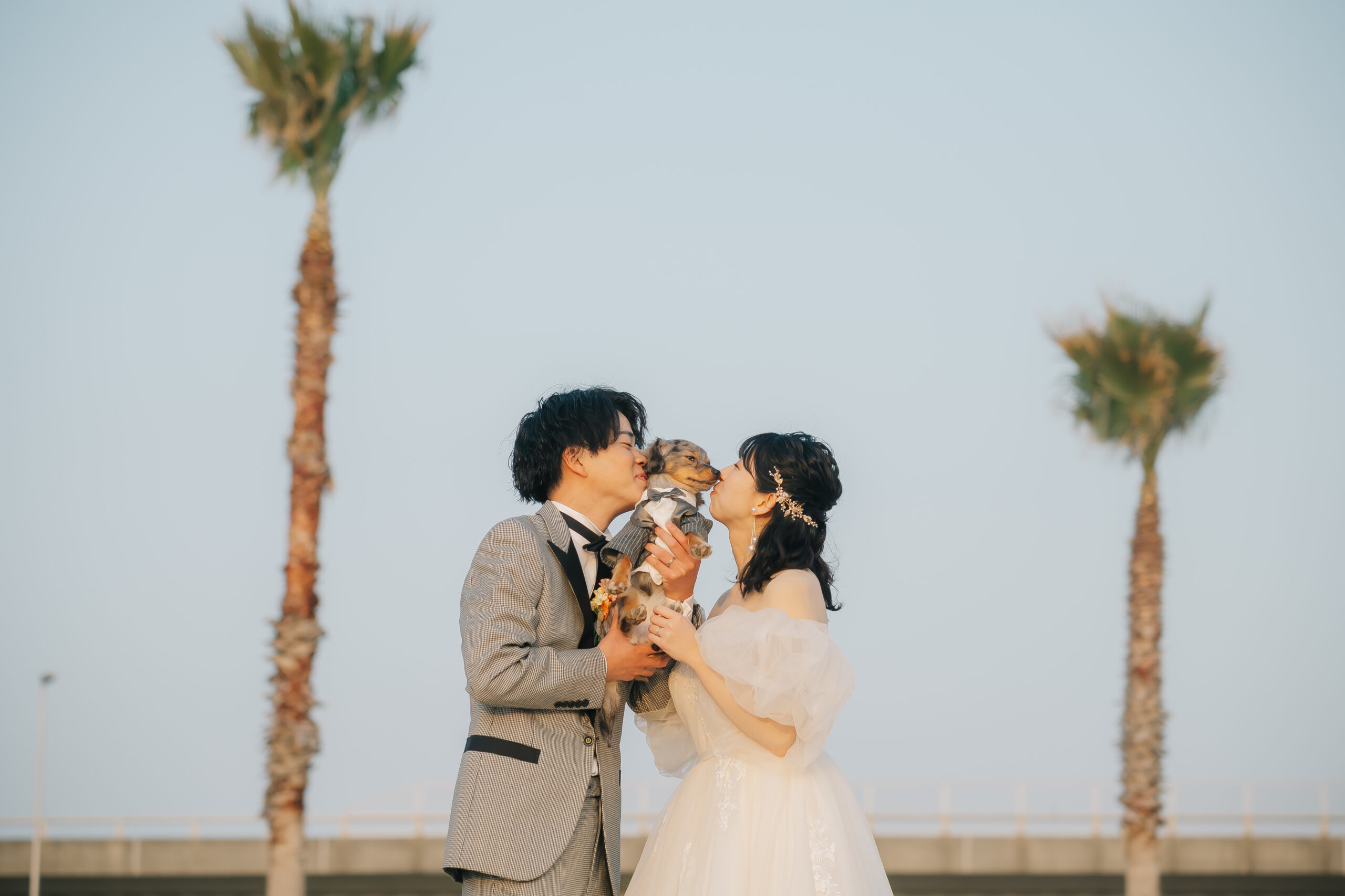家族とわんちゃんが寄り添う自然な雰囲気の写真