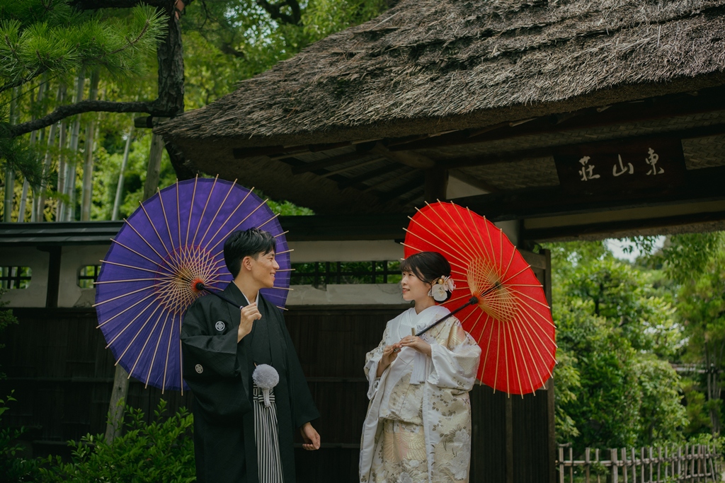 東山荘の縁側で凛と佇む和装カップル