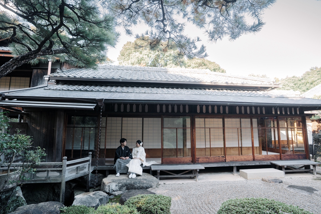 東山荘の庭園を背景にした白無垢の花嫁
