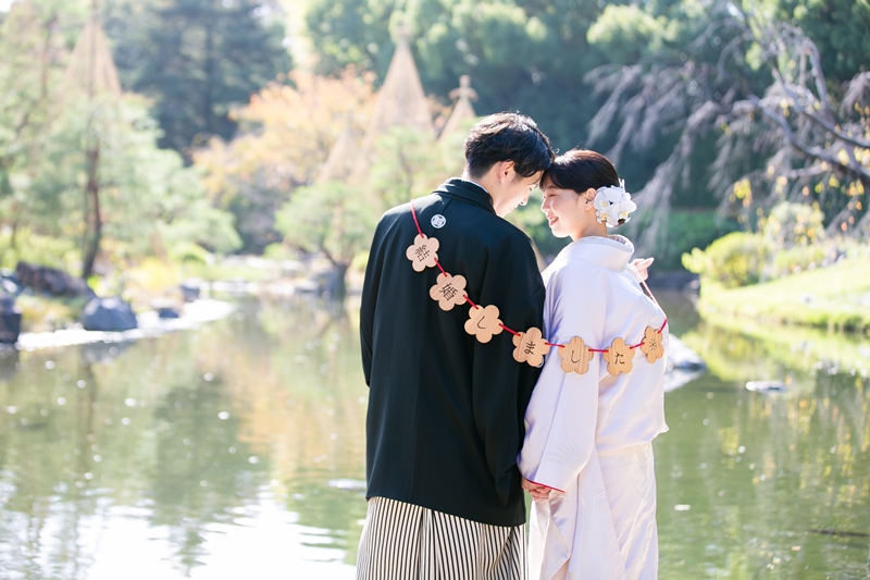 和装撮影で小物アイテムを使って撮影する花嫁と新郎の雰囲気ある写真
