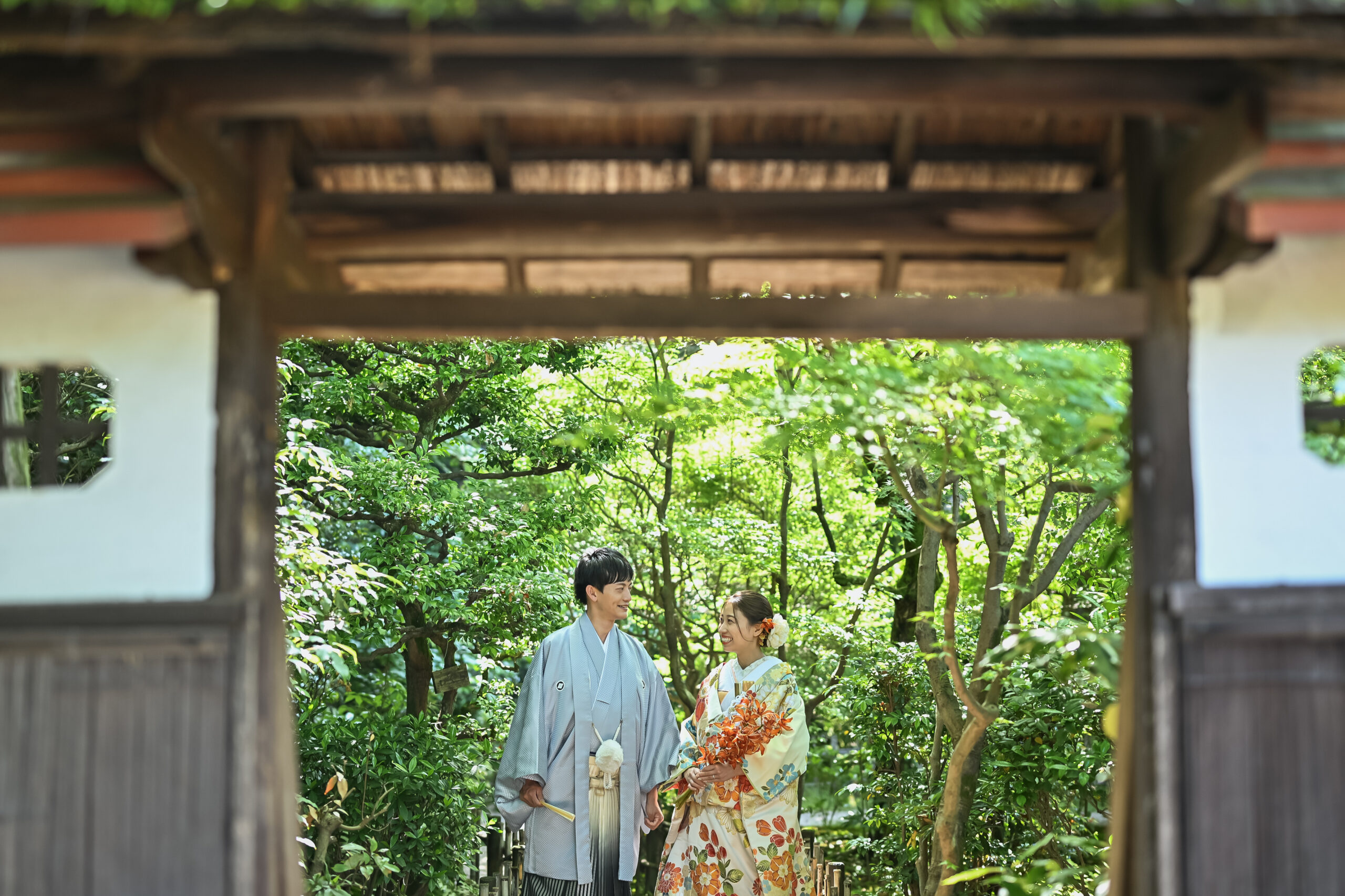 東山荘の障子越しの光の中で寄り添う和装カップル