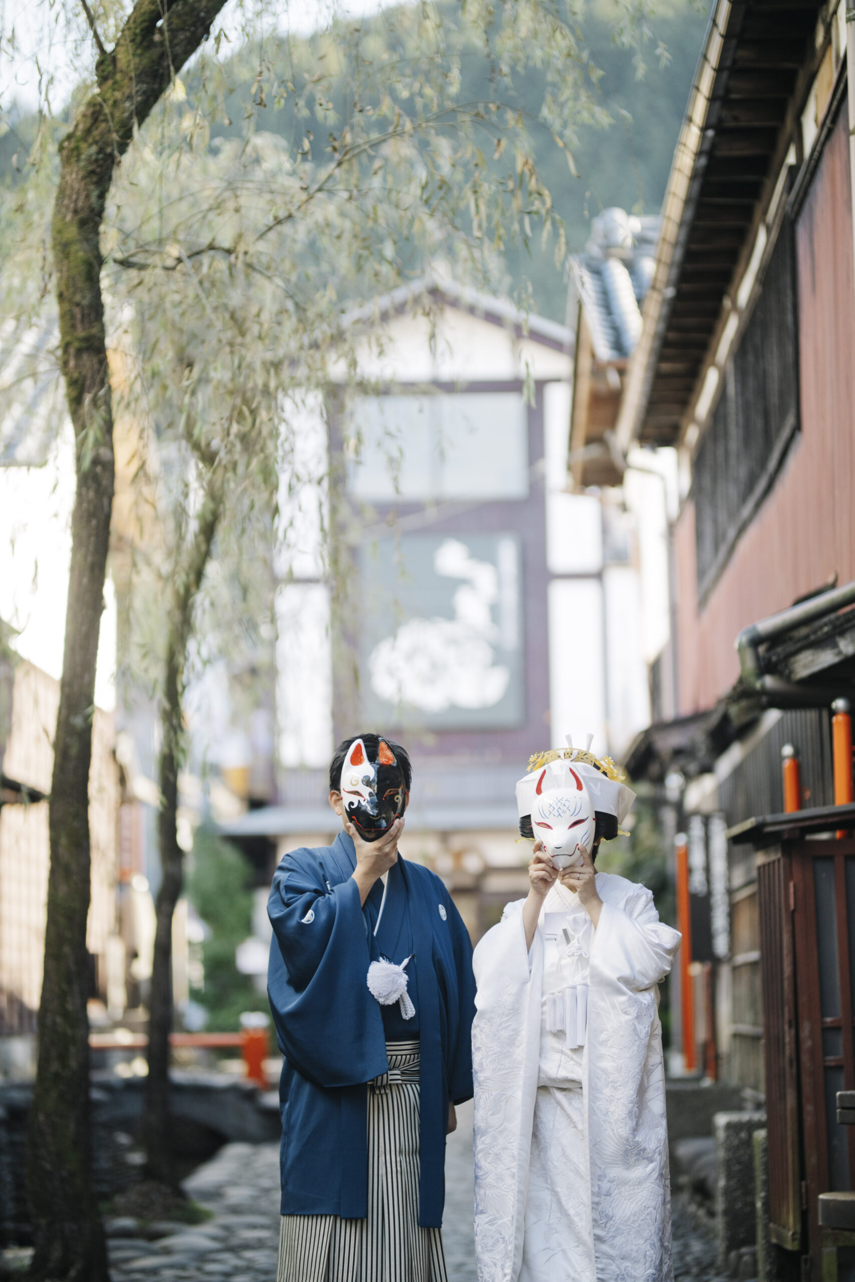 郡上八幡の石畳と白壁の蔵が続く風情ある町並み