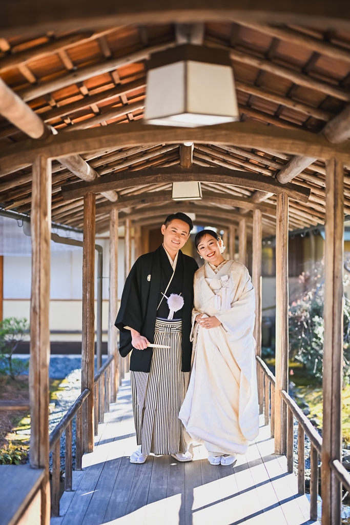 白鳥庭園で和装撮影をする新郎新婦