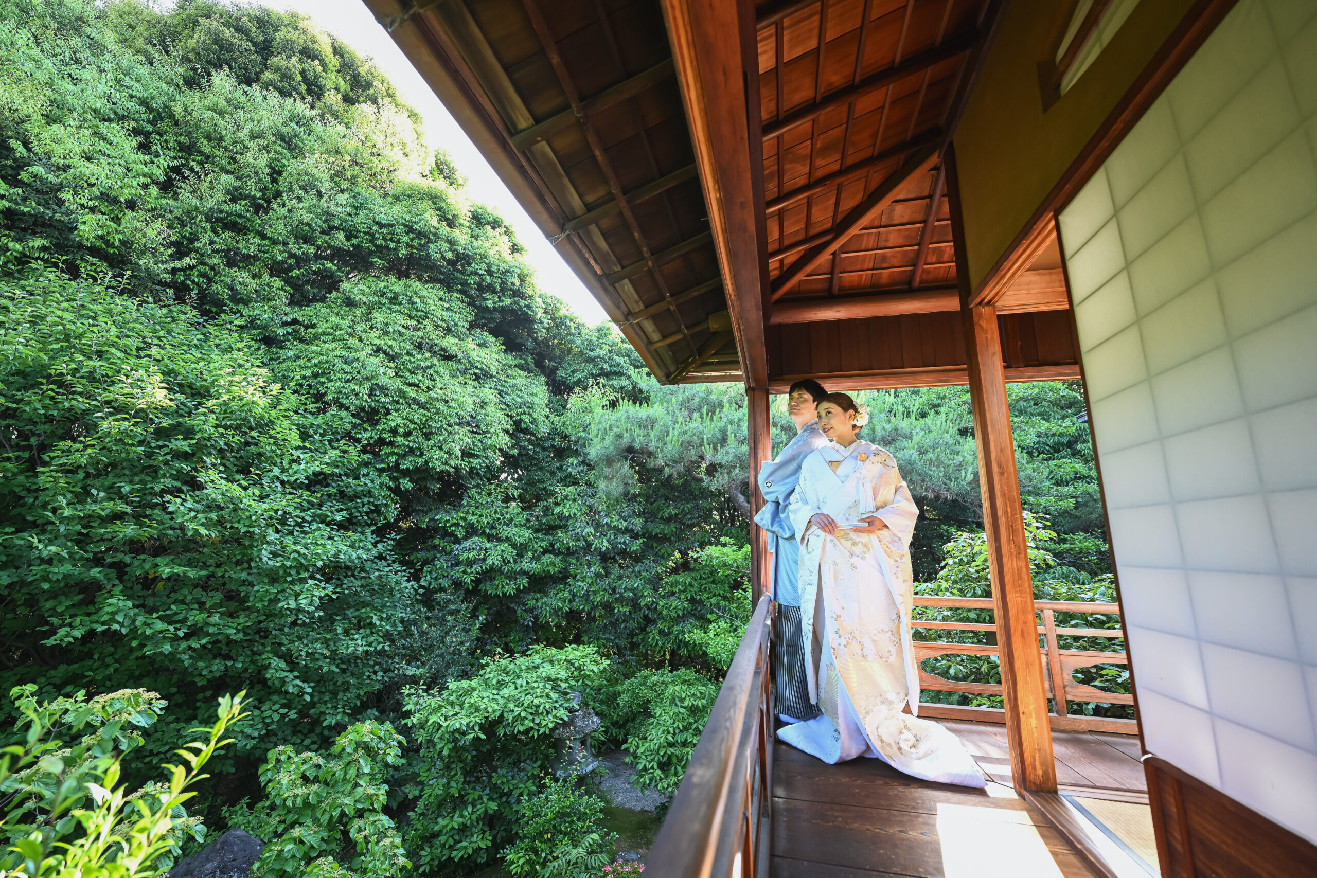 東山荘の石畳の小道を歩く和装カップルのバックショット