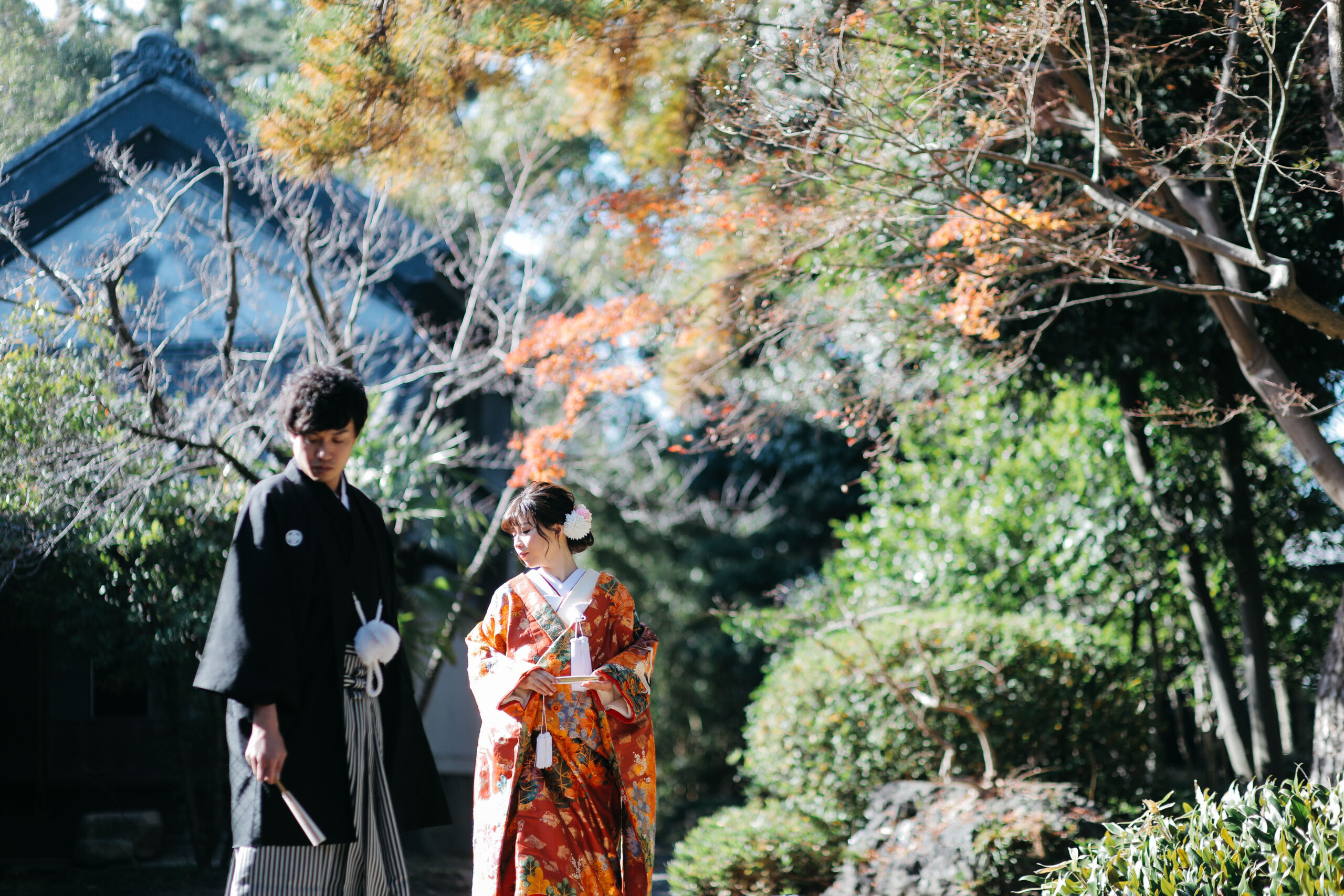 六華苑の日本庭園を歩く和装の花嫁の後ろ姿