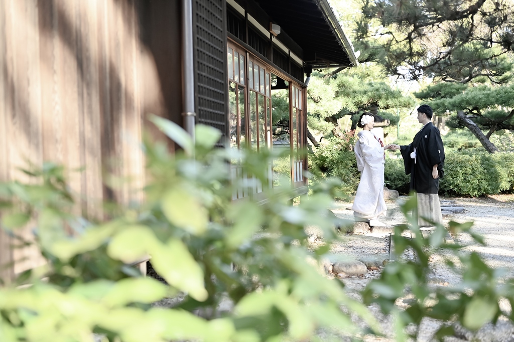 鶴舞公園の茶席・鶴々亭を背景にした和装前撮り写真