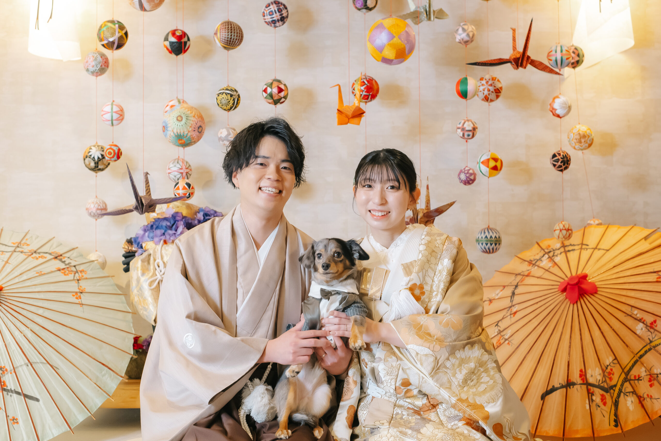ペットと衣装をコーディネートした家族写真