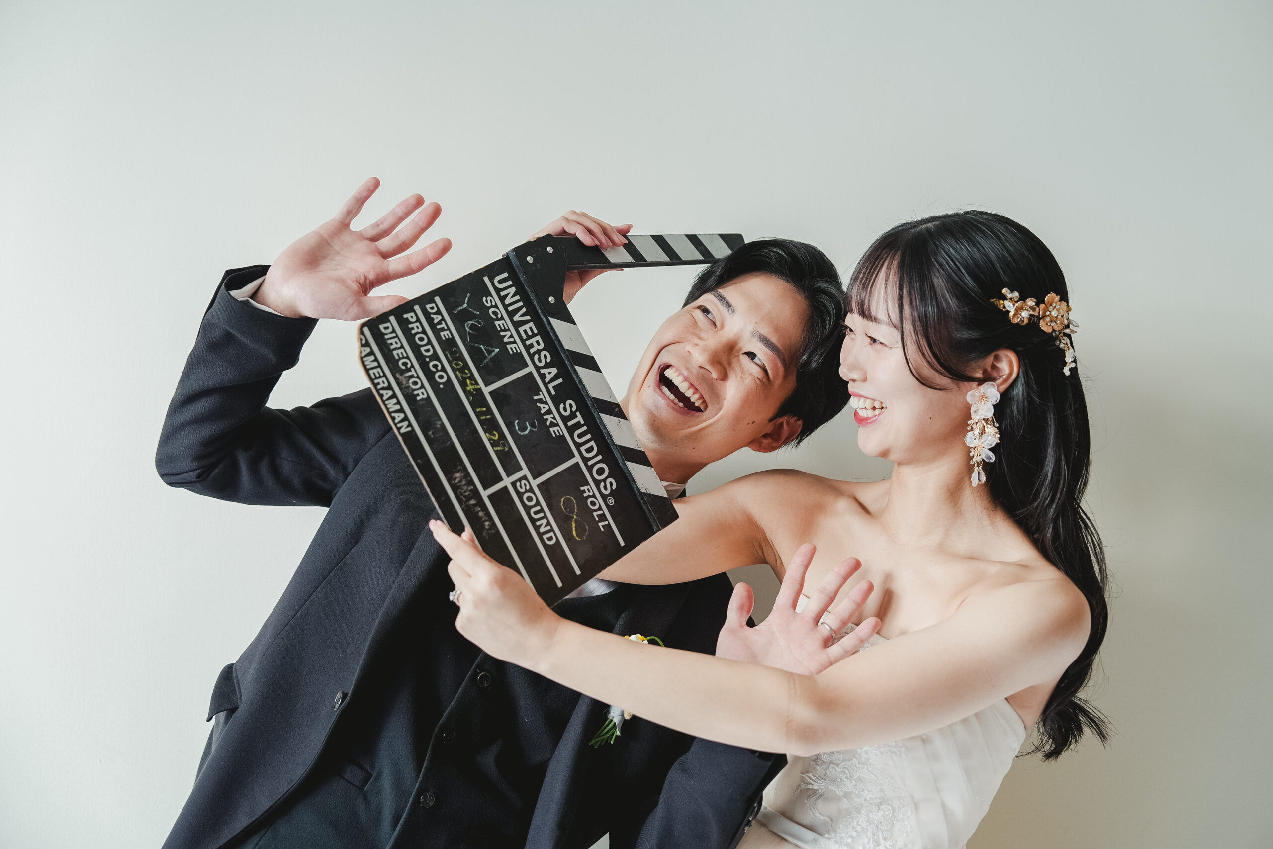 大きな窓から差し込む自然光の中でのドレス姿