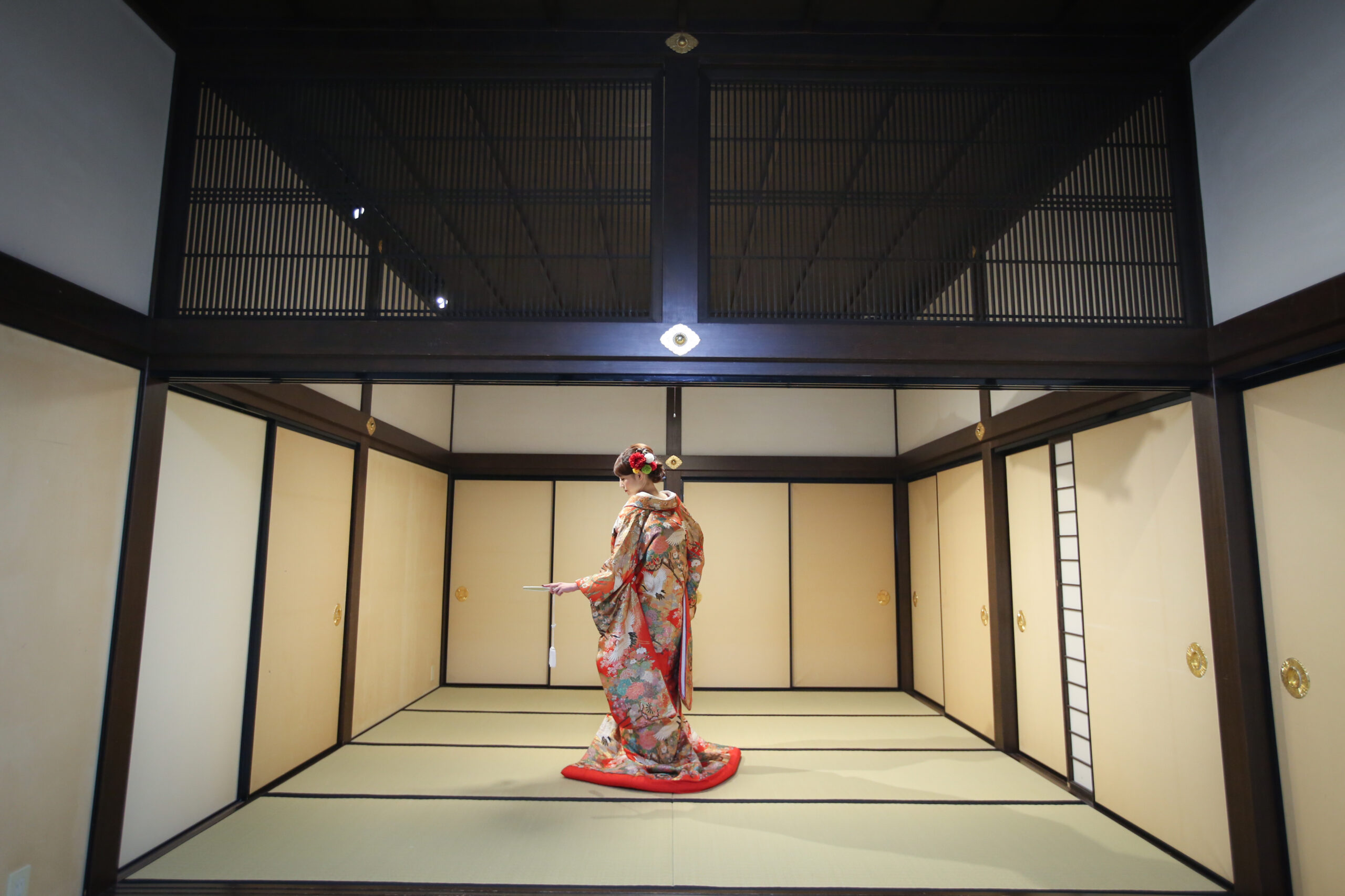白無垢姿で清州城天守閣を背景に微笑む花嫁