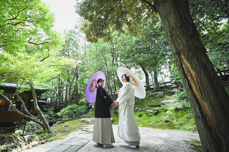 日本庭園の飛び石の小道