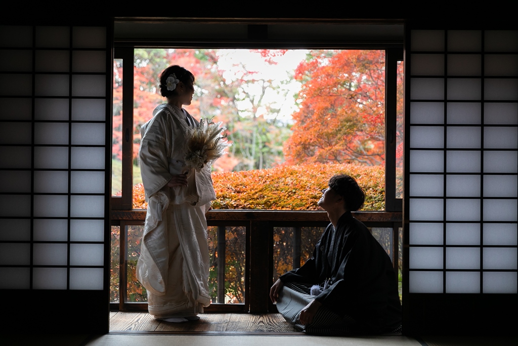 東山荘の茅葺の門を背景にした和装前撮り写真