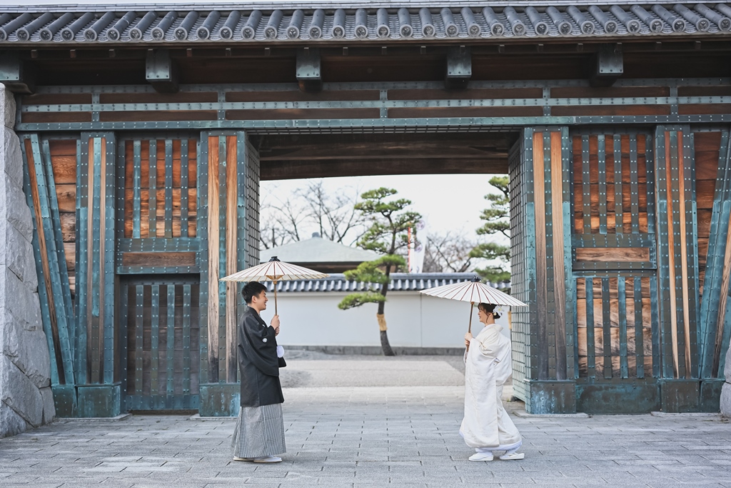 岡崎城の大手門を背景にした和装前撮り写真