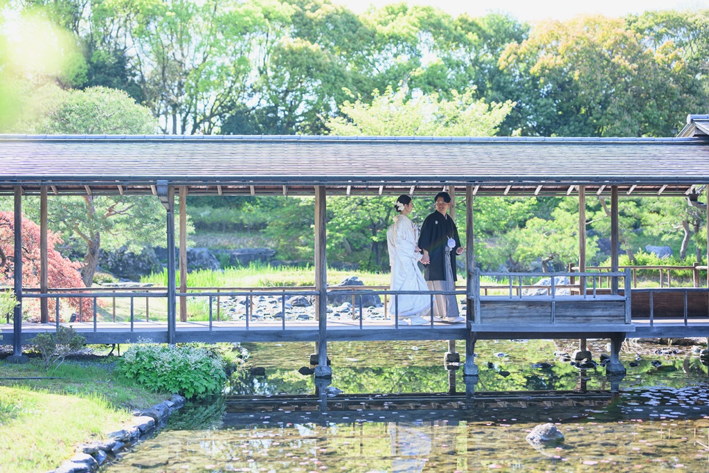 白鳥庭園の水辺に立つ色打掛の花嫁