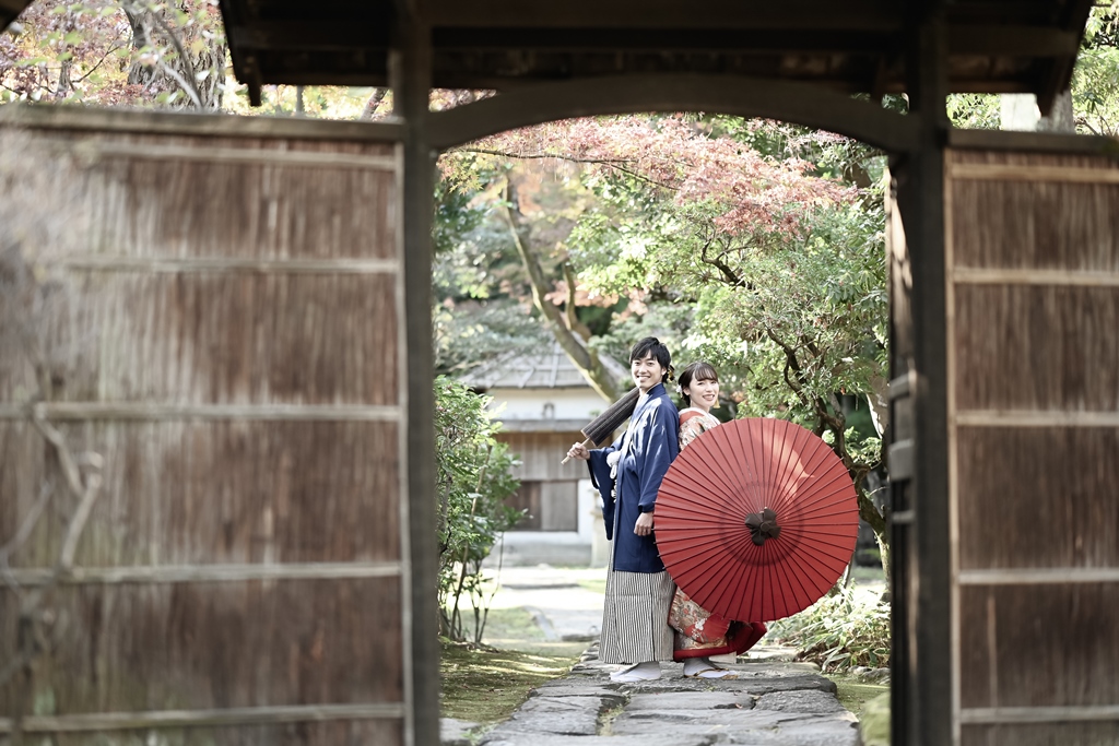 名古屋城二之丸庭園の茶席と天守閣を背景にした和装前撮り写真