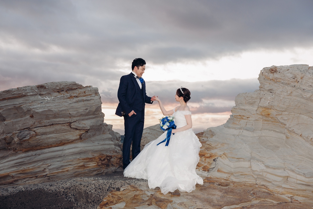 THE SKY WEDDINGのスタッフと笑顔で相談するカップルのイメージ