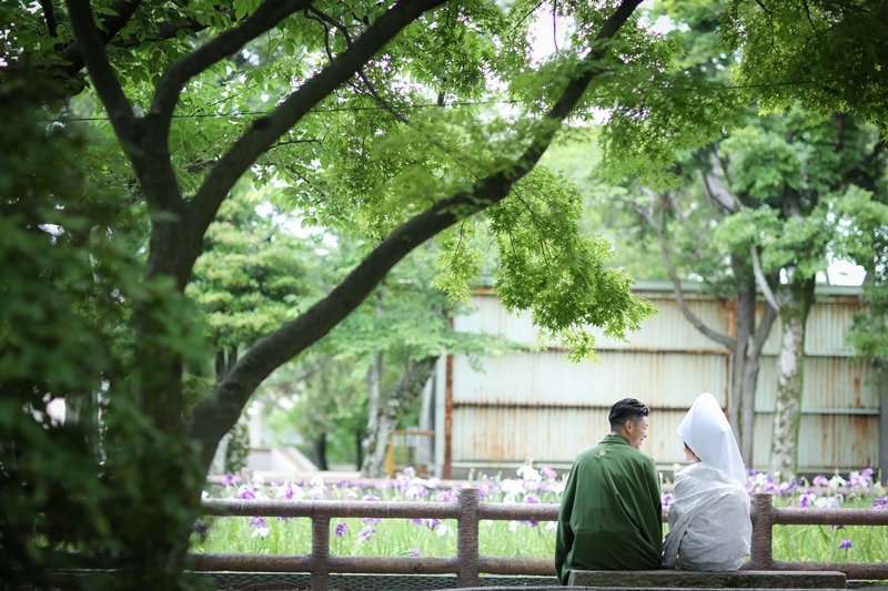 秋の九華公園。紅葉が鮮やかに色づき石垣を彩る中で和装カップルが佇む前撮り写真