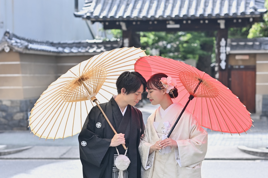 The Skyスタジオ近くのお寺を背景にした和装カップルのロケーション風前撮り写真
