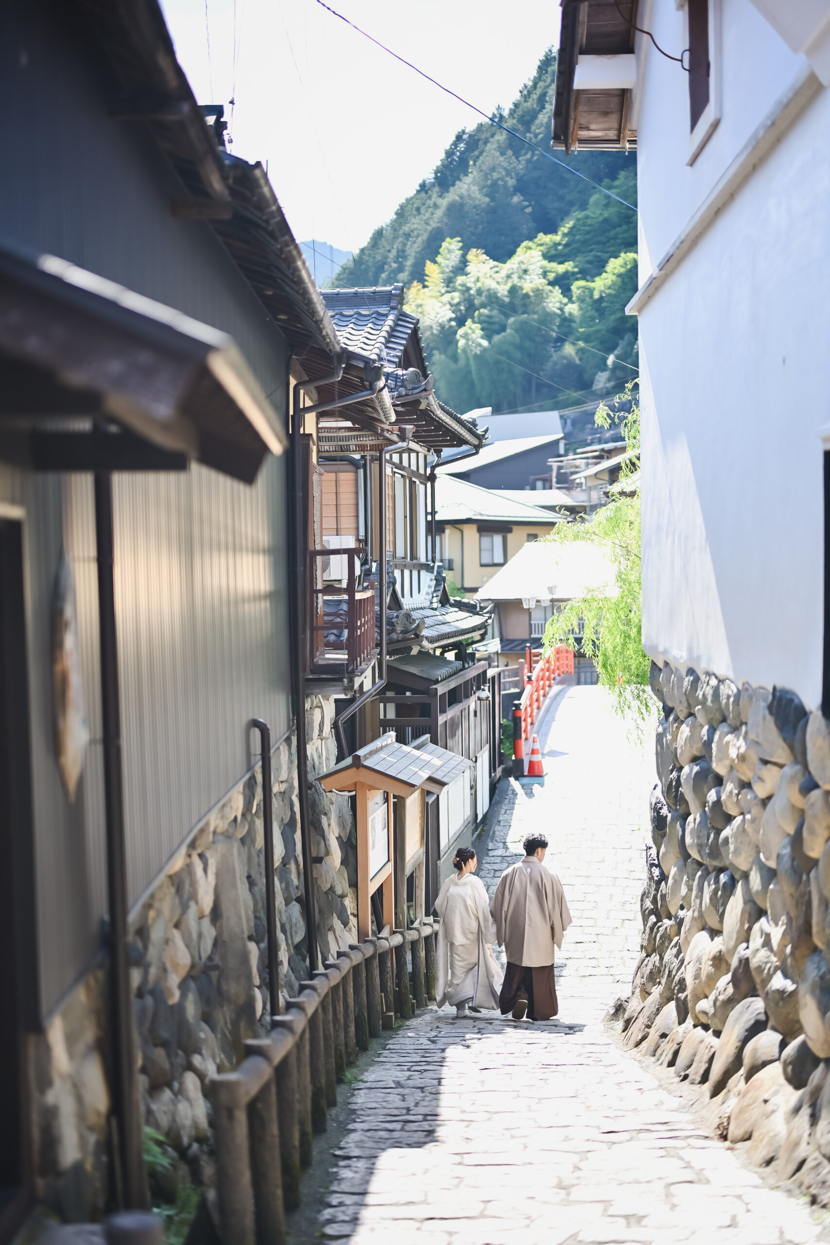 郡上八幡職人町の格子造り町家を背景にした和装カップル
