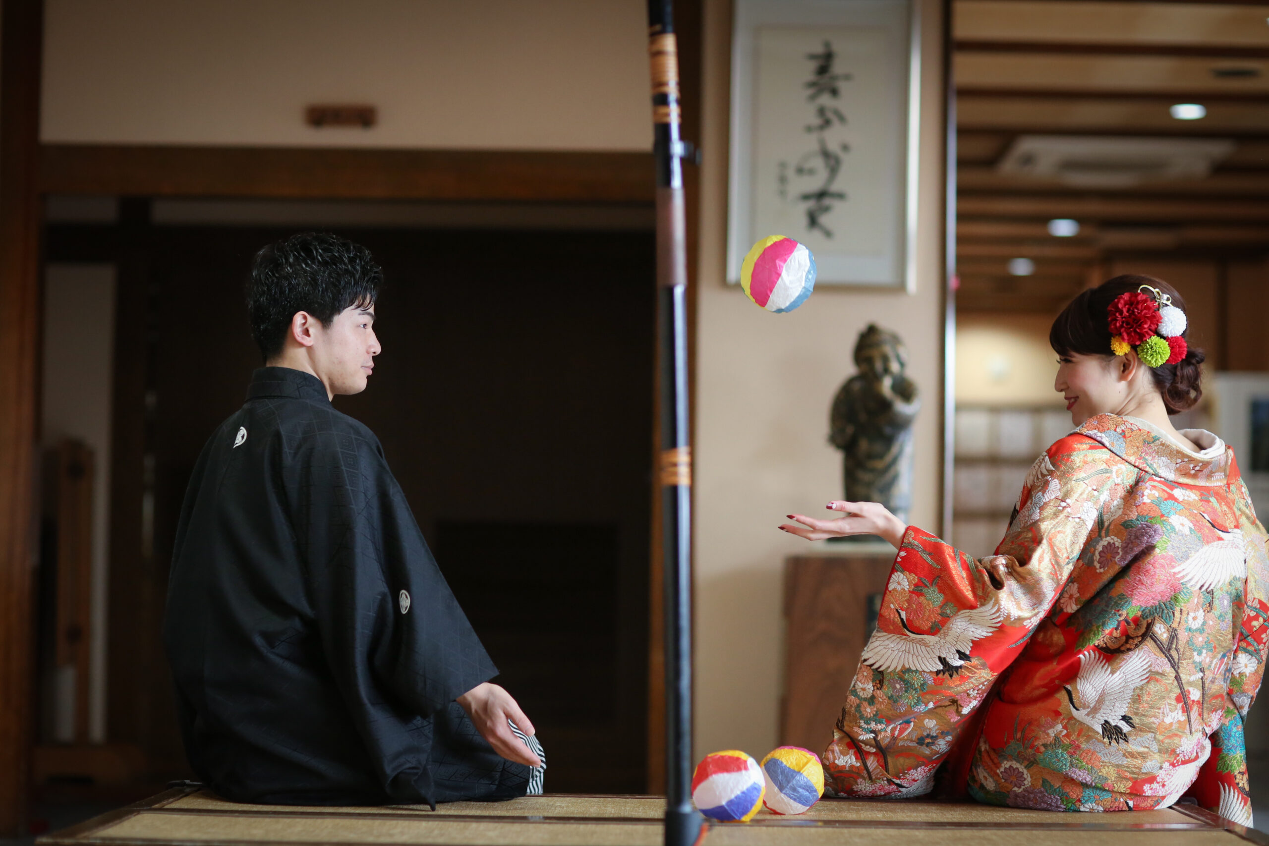 織田信長公の銅像の近くで撮影した和装姿のカップル