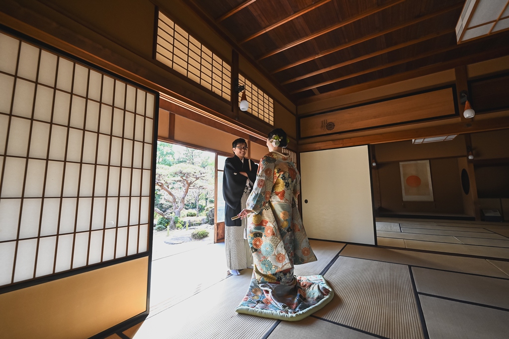 六華苑和館の座敷、畳と縁側の様子