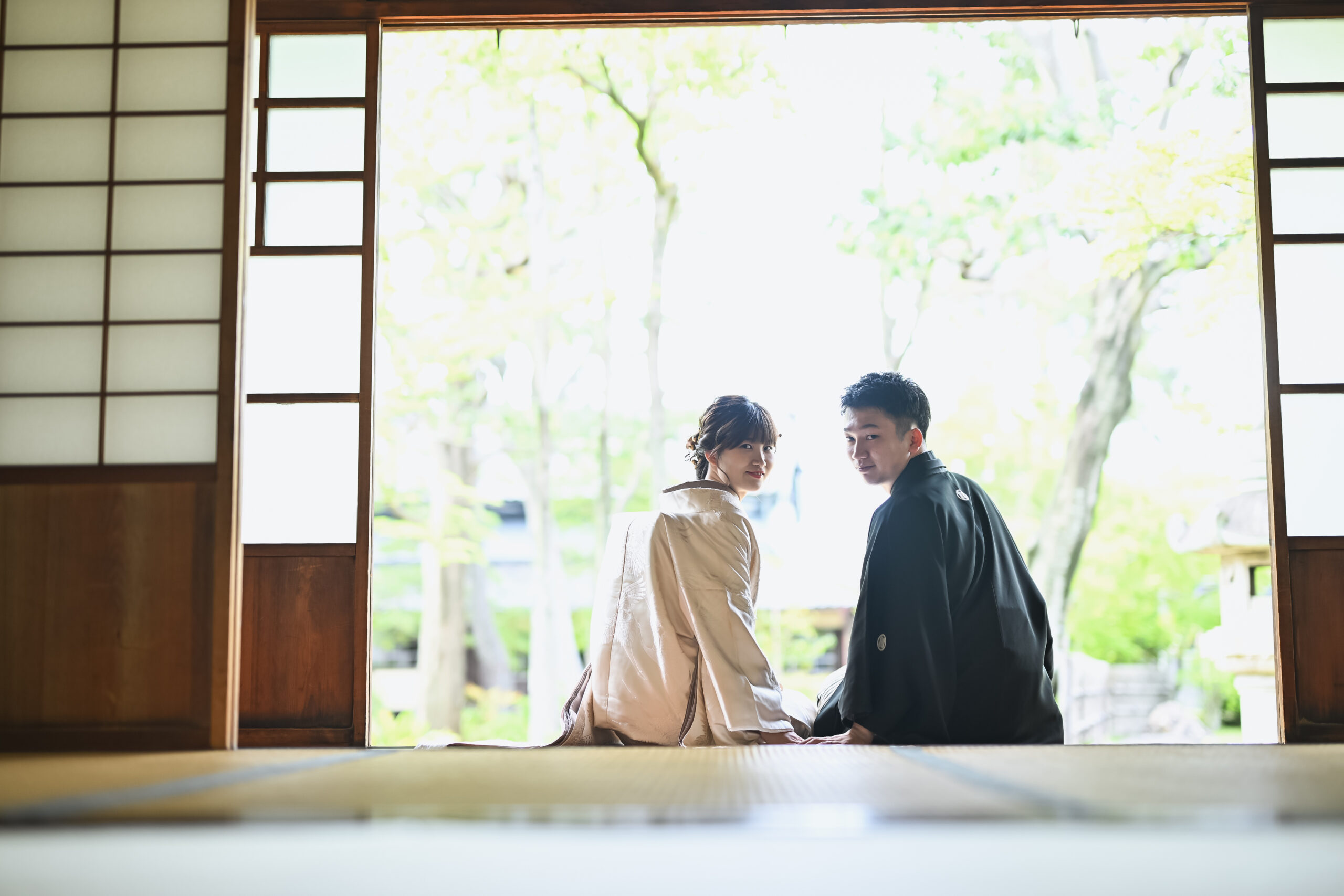 六華苑の日本庭園を歩く和装の花嫁の後ろ姿