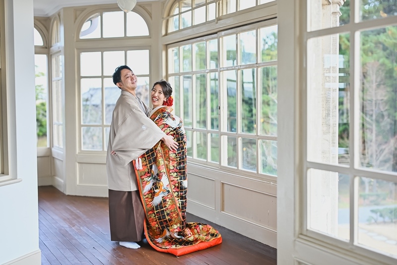 六華苑の日本庭園を歩く和装の花嫁の後ろ姿