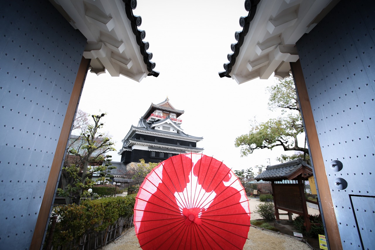 五条川沿いの桜並木を背景にした和装の新郎新婦